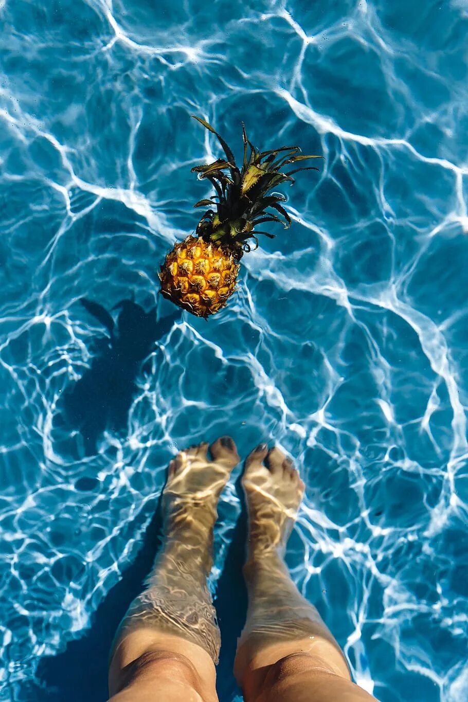 Дерево ногами в воде. Ножки в воде. Ноги в воде. Красивые ножки в воде. Фотографию ступни в воде.