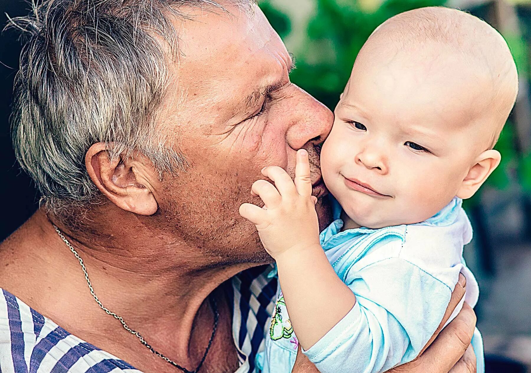 Дедушка и внучка. Дед и внук. Дедушка с внучками. Фотосессия дедушки. Про дедушек и пап