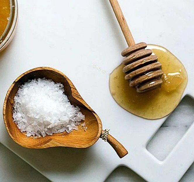 Маска из соли. Мед и соль. Мед и морская соль. Маска с ложечкой для меда. Мед и соль в бане.