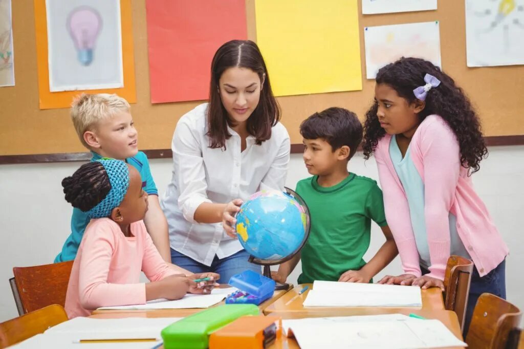 Listen to the teacher. Дети СЛУШАЮТ учителя. Students Listening. Shutterstock школа.