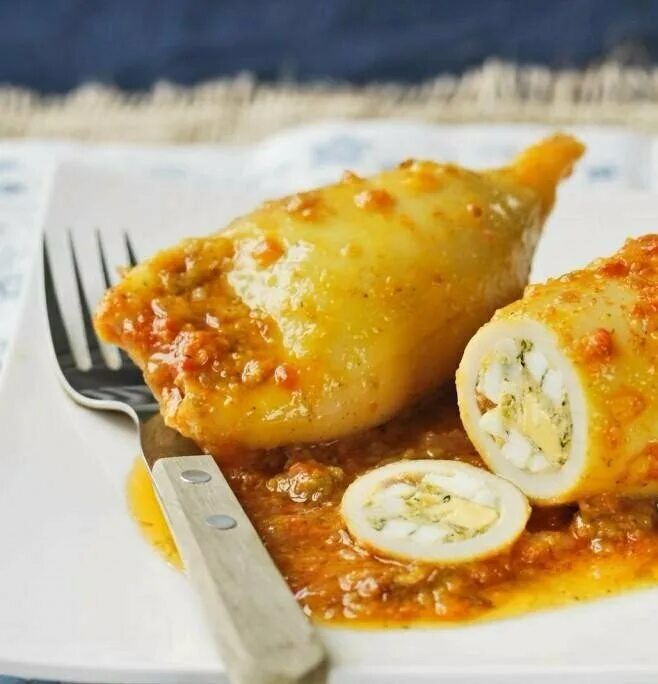 Рецепт кальмара с сыром. Кальмары фаршированные креветками. тушка кальмара фаршированная. фаршированные кальмары в духовке. фаршированные кальмары на сковороде.