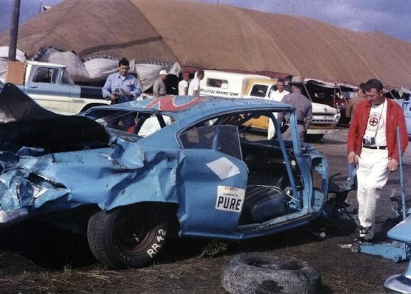 Look that car over there crash. Ричард петти авария 1970. Наскар 1970 авария Ричарда петти. Plymouth Superbird 43 Ричарда петти авария. Ричард петти 1961 авария.