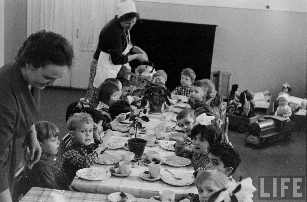 детский сад 1 колокольчик краснознаменск. детские сады в ссср. баку детский садик ссср. довоенный детский сад. старые детские сады фото.