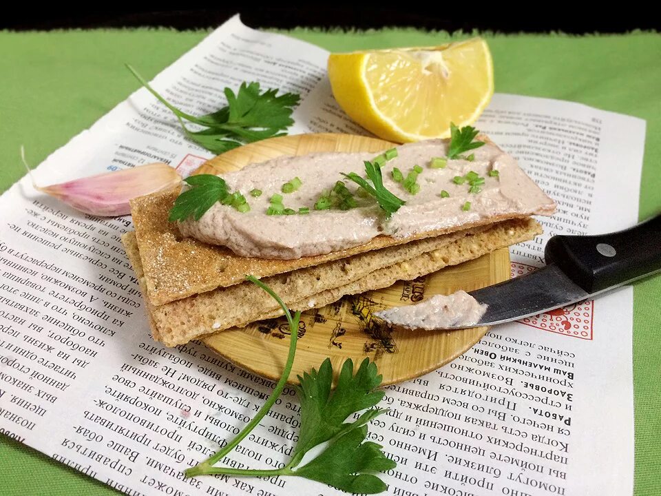 мусс из трески. мусс из печени трески. завтрак из печени трески. печень трески на завтрак. мусс из трески.