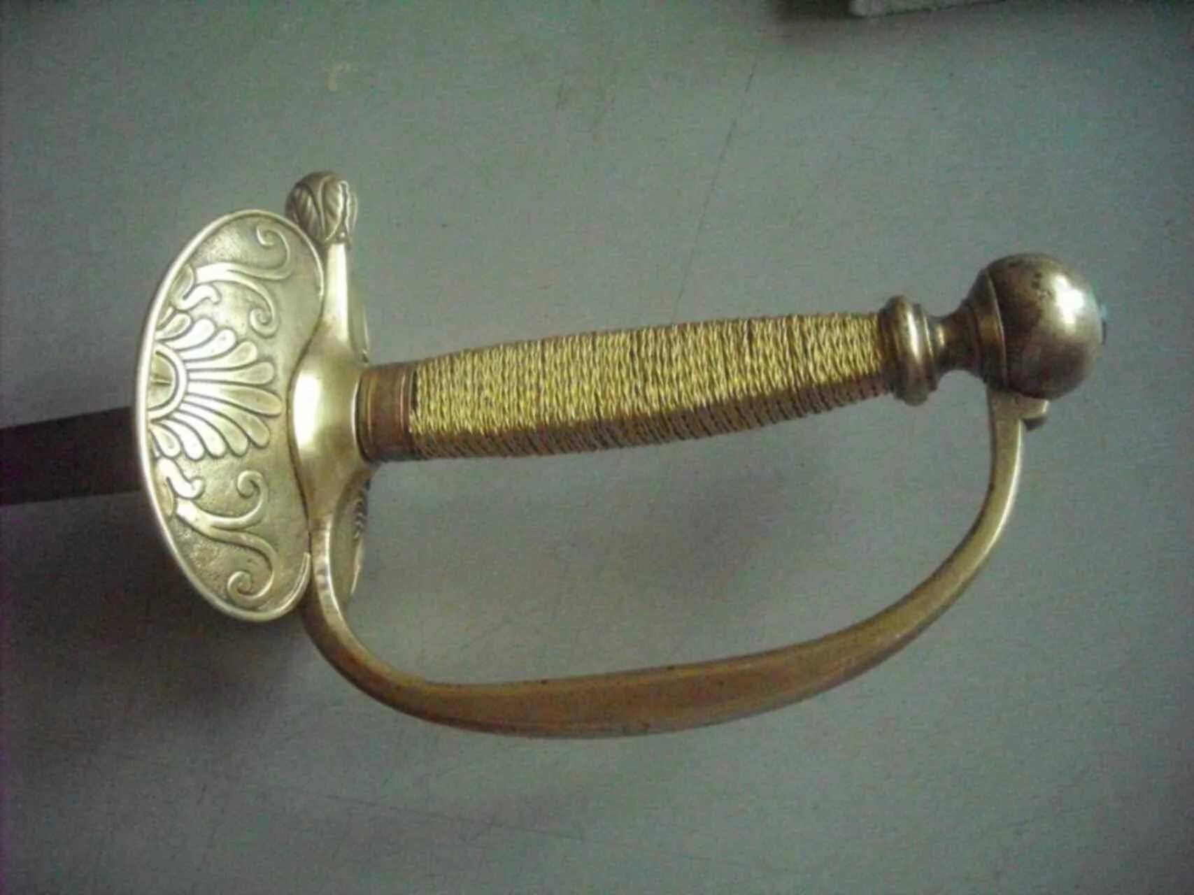 Шпага офицерская кавалерийская 1798. Старинные шпаги фото. Первый меч горьё. Шпага офицерская 18 век. Гарда от шпаги 18 века.