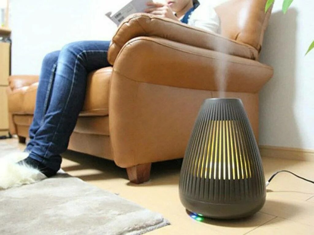 Увлажнение воздуха от пыли. Увлажнитель воздуха для квартиры. Увлажнитель воздуха в комнате. Увлажнение воздуха в квартире. Пыль от увлажнителя воздуха.