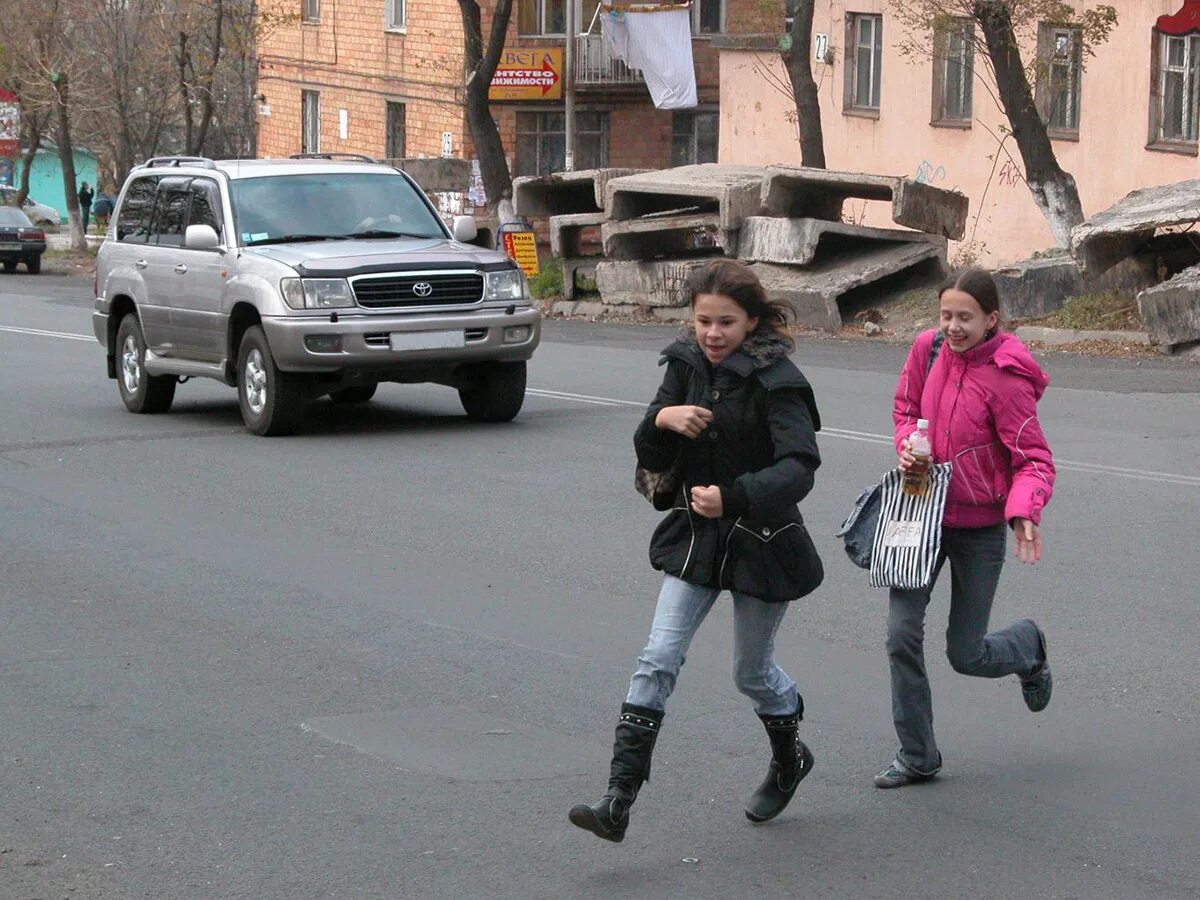 Пешеход перебегает дорогу. Девочка перебегает дорогу. Пешеход в неположенном месте. Пешеход на проезжей части.