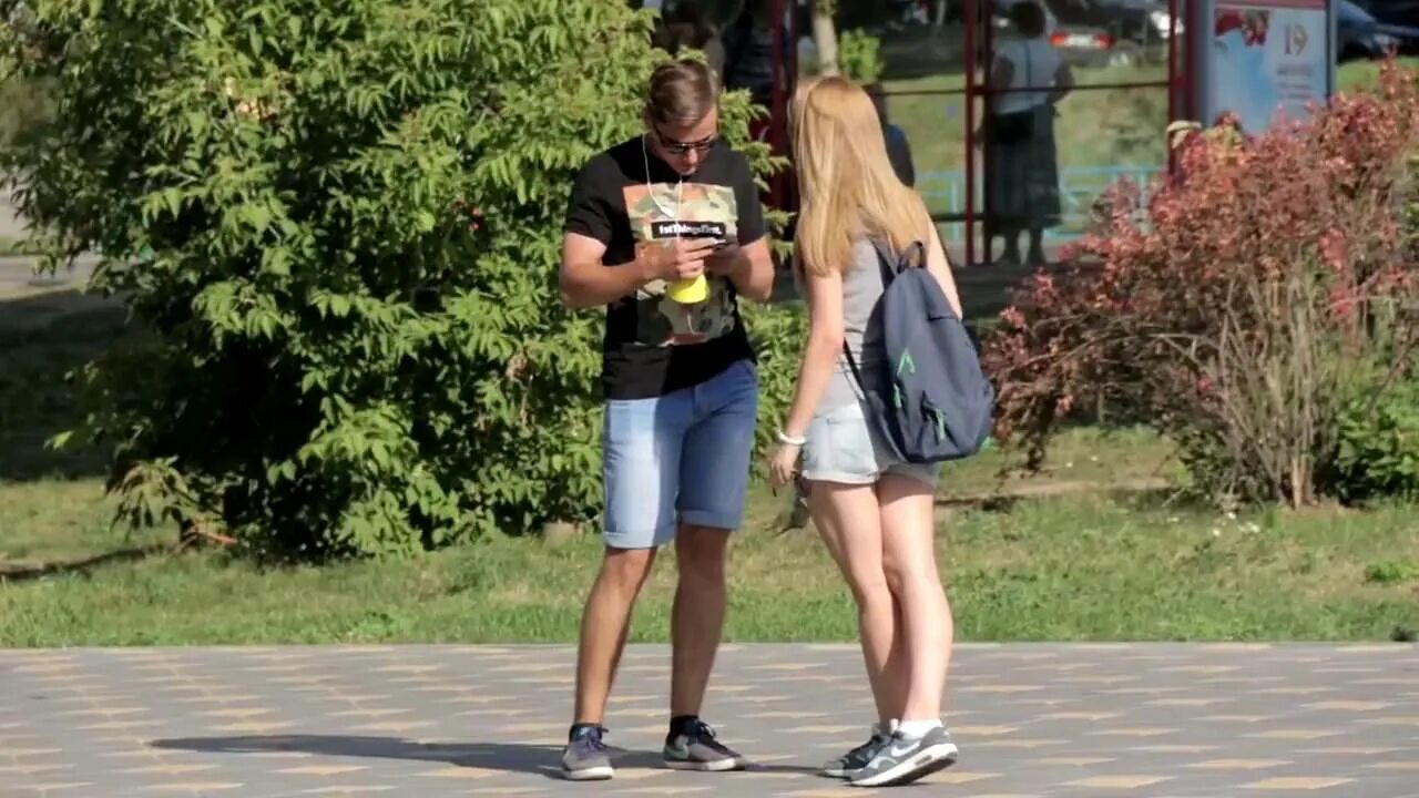 Клиент в салоне. Мужчина держит женщину на руках. Поцелуи на улице с незнакомыми девушками. Девушка дает закончить. Общение с клиентом в салоне красоты.