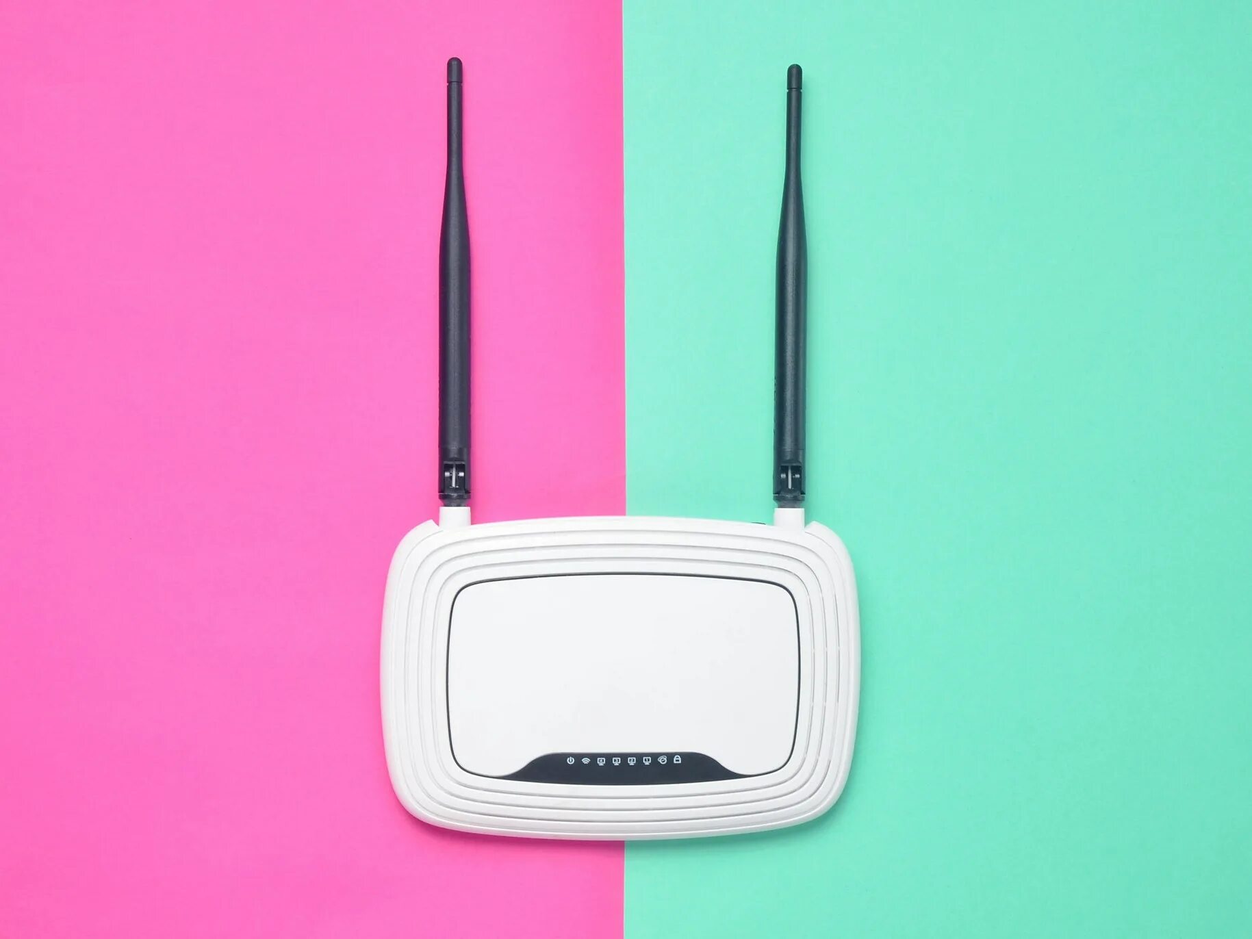 Покрытие роутера wifi. Роутер wifi вид сверху. wifi роутер на столе. маршрутизатор для интернета. маршрутизатор вид сверху.