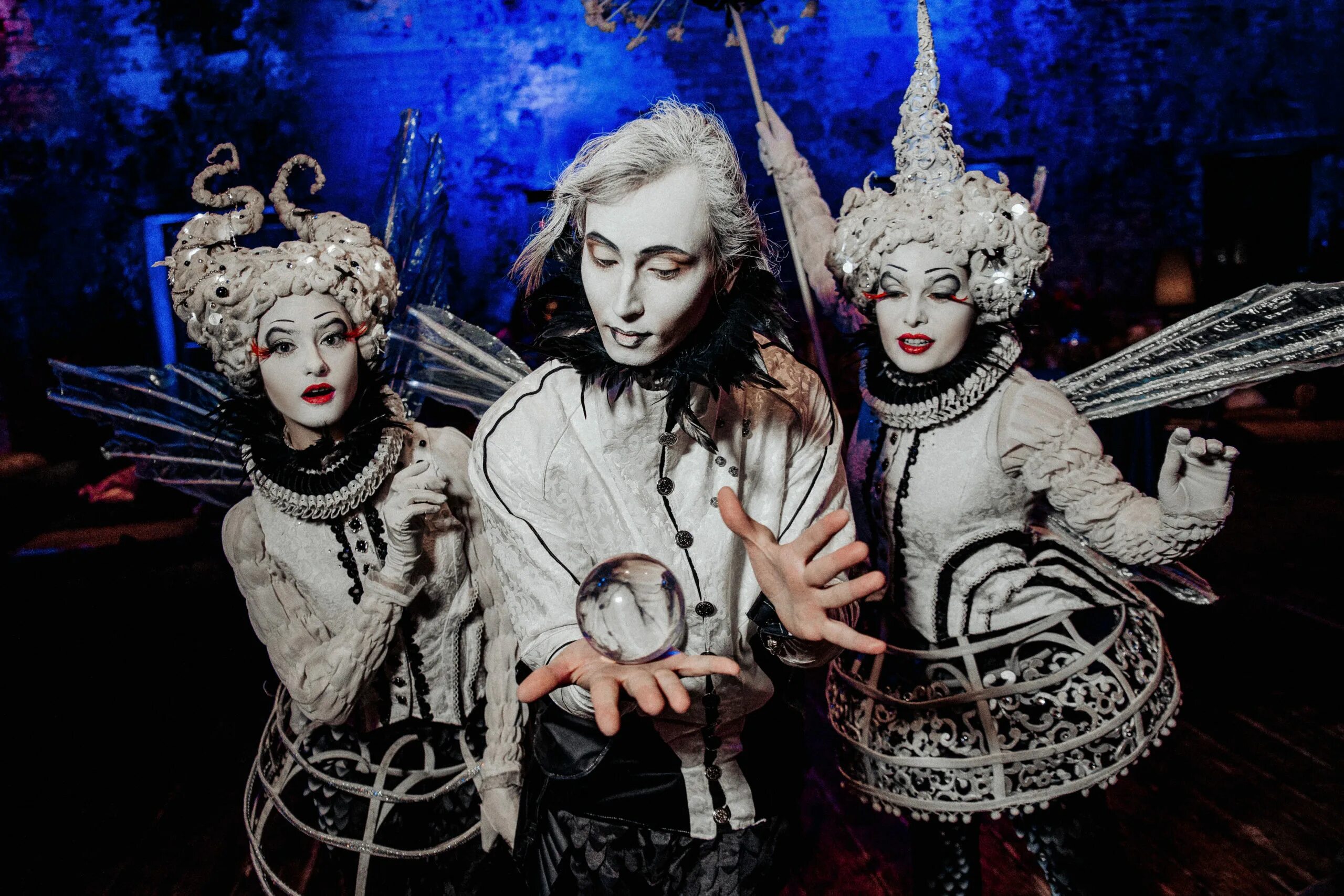 Костюмы на бумажное шоу. Необычные шоу костюмы. Аниматоры фрики. Welcome шоу. Артисты на welcome зону.