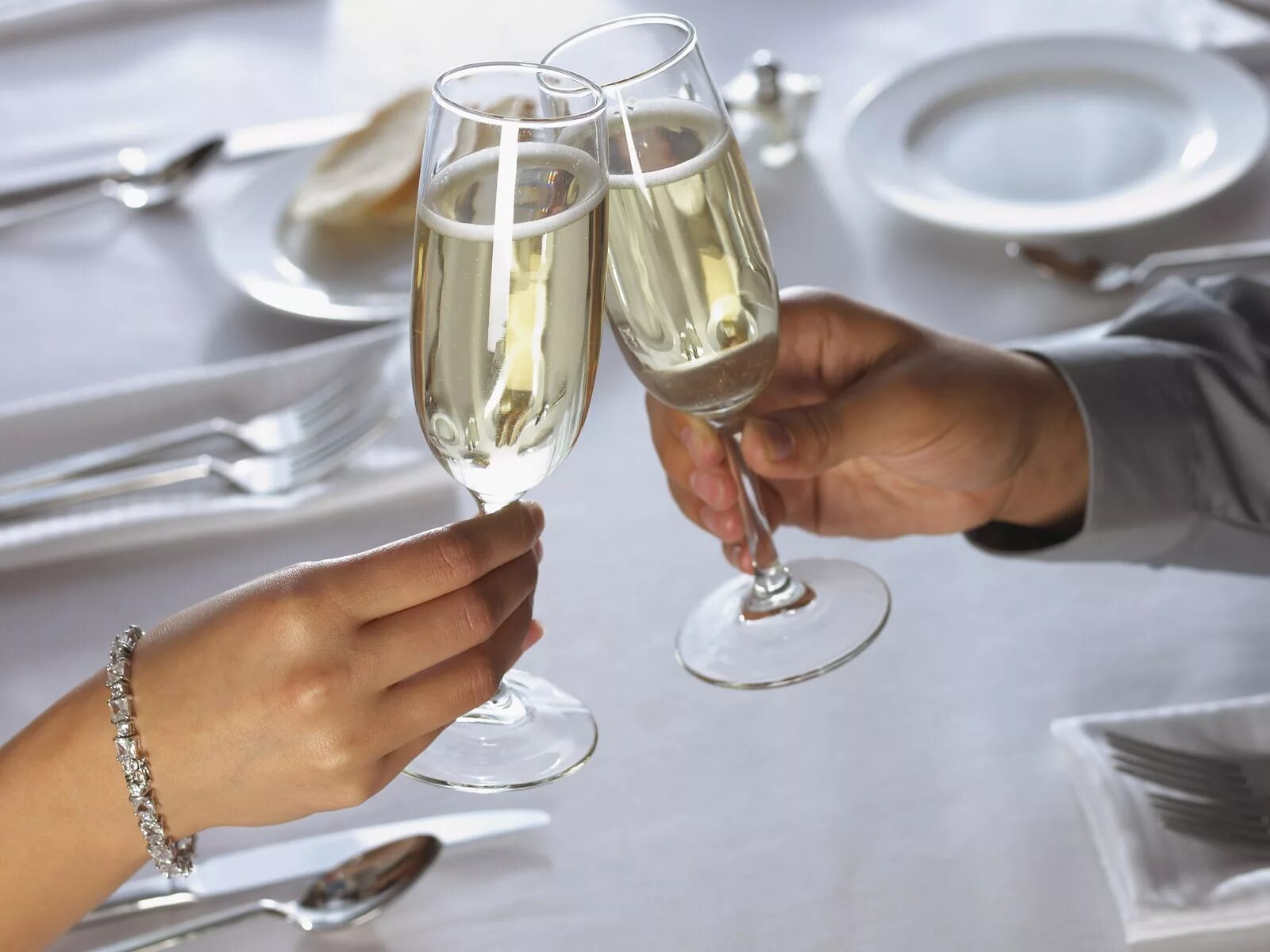 бокалы для шампанского. бокалы с шампанским. два фужера с шампанским. два фужера с шампанским. два фужера с шампанским.