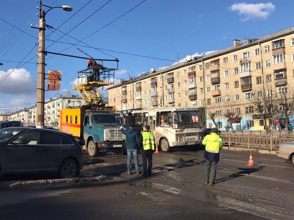 Троллейбус обрыв. Кировский троллейбус. троллейбусные провода. обрыв троллейбусных проводов. перекресток троллейбусов.
