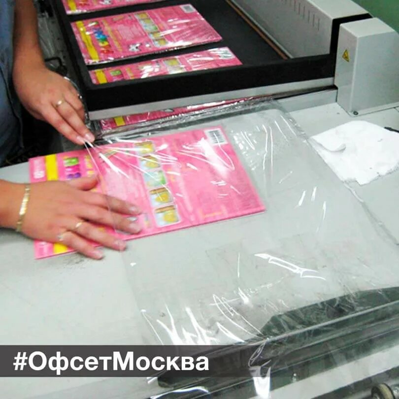 Упаковка пленкой с термоусадкой. Упаковка резервуаров в термоусадочную пленку. Термоусадочная пленка для упаковки. Штабельная упаковка термоусадочной пленкой. Термоусадочная пленка для упаковки.