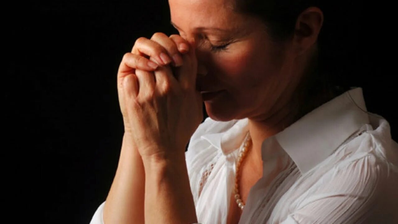 Женщина молится. Человек молится. Мама молится. Мама плачет. Мама кричит больно