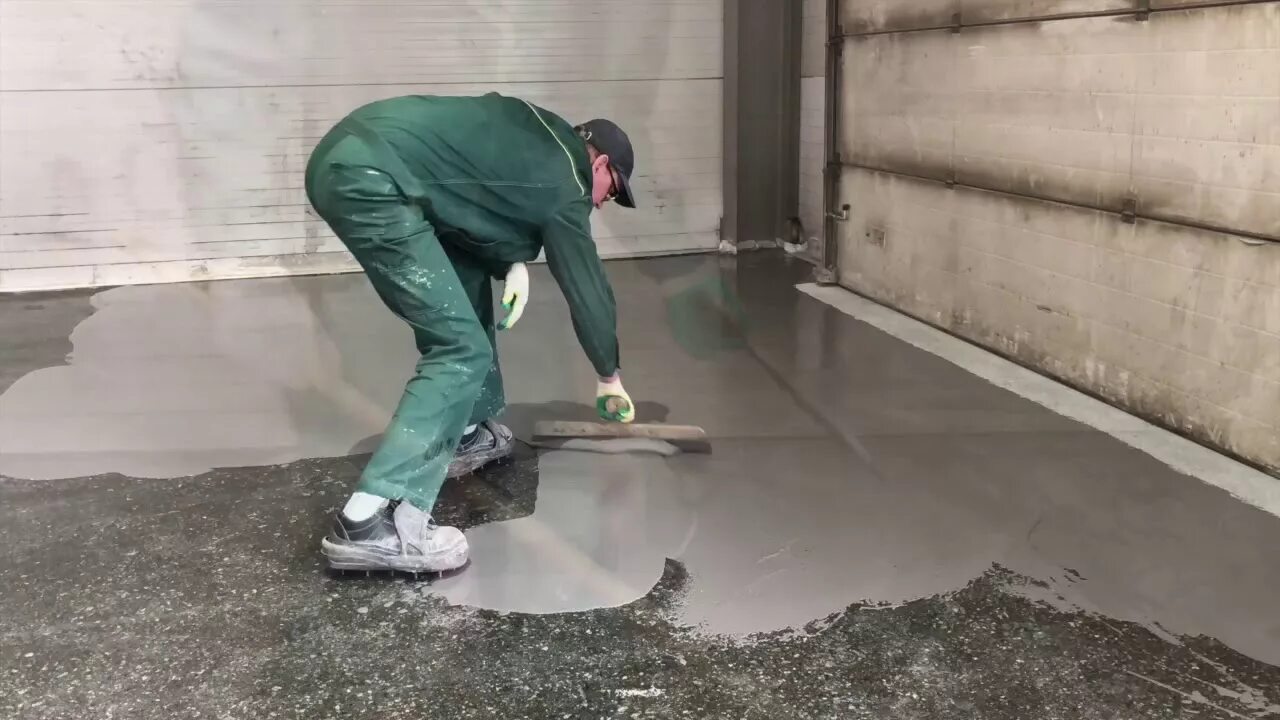 Защита бетонного пола. Обеспылить бетонный пол в гараже. Краска для наливного пола в гараже. Краска для бетона в гараже. Краска для бетонного пола в гараже.
