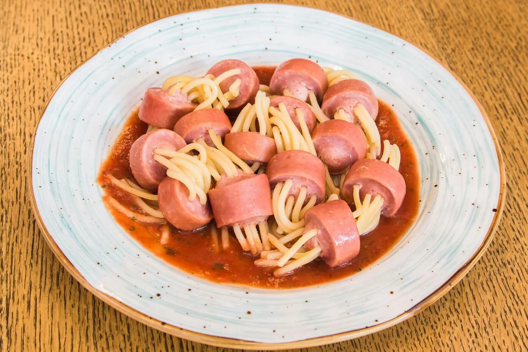 Сосиски рецепт фото. Макароны с сосисками. Спагетти с сосисками. Макароны с сардельками. Паста с сосисками.