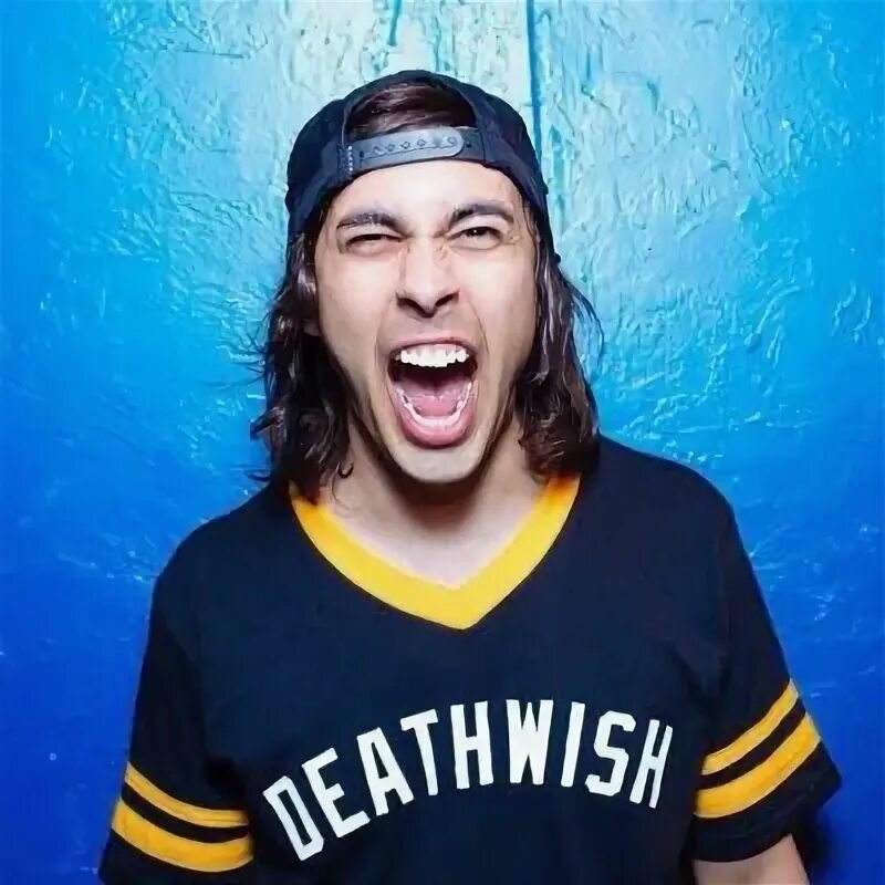 Прокат бытовой техники. Индус в ярком пиджаке. Failure chinese man. Man with phone. He looks happy.