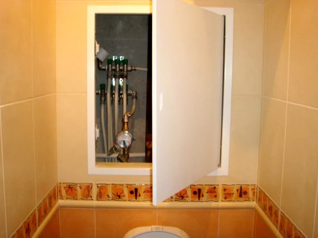 Сантехнический короб. Ниша для труб в ванной. Экран для труб в туалете. Сантехнический шкаф.