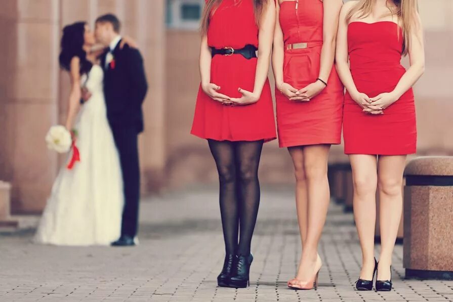 Рядом стоят 3 девушки. Подружки невесты в Красном. Красное платье на свадьбу гостье. Подружки в платьях. Фотосессия подруг в платьях.