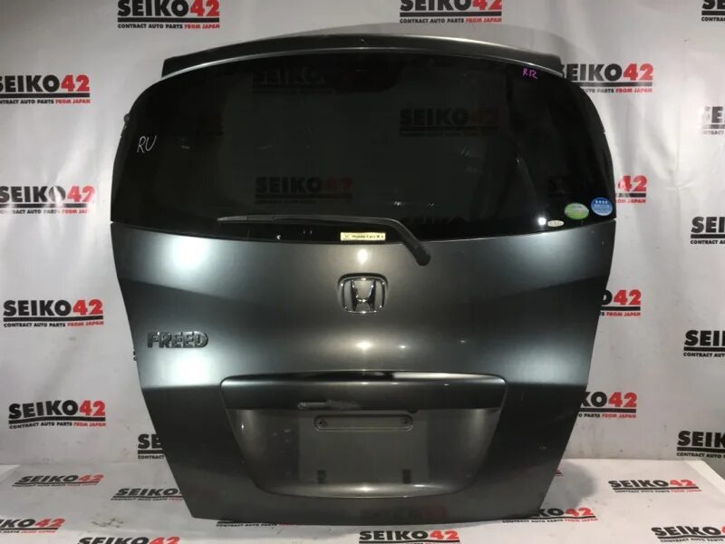 Крышка багажника хонда аккорд 8. Хонда фрид крышка багажника. Honda freed задний дворник. Крышка багажника хонда фрид. Хонда фрид задняя крышка багажника.