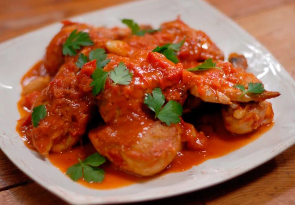 Курица по-испански. Грузинская кухня чахохбили. Птица тушеная. Курица тушеная в томатном соусе. Курица тушеная с овощами.