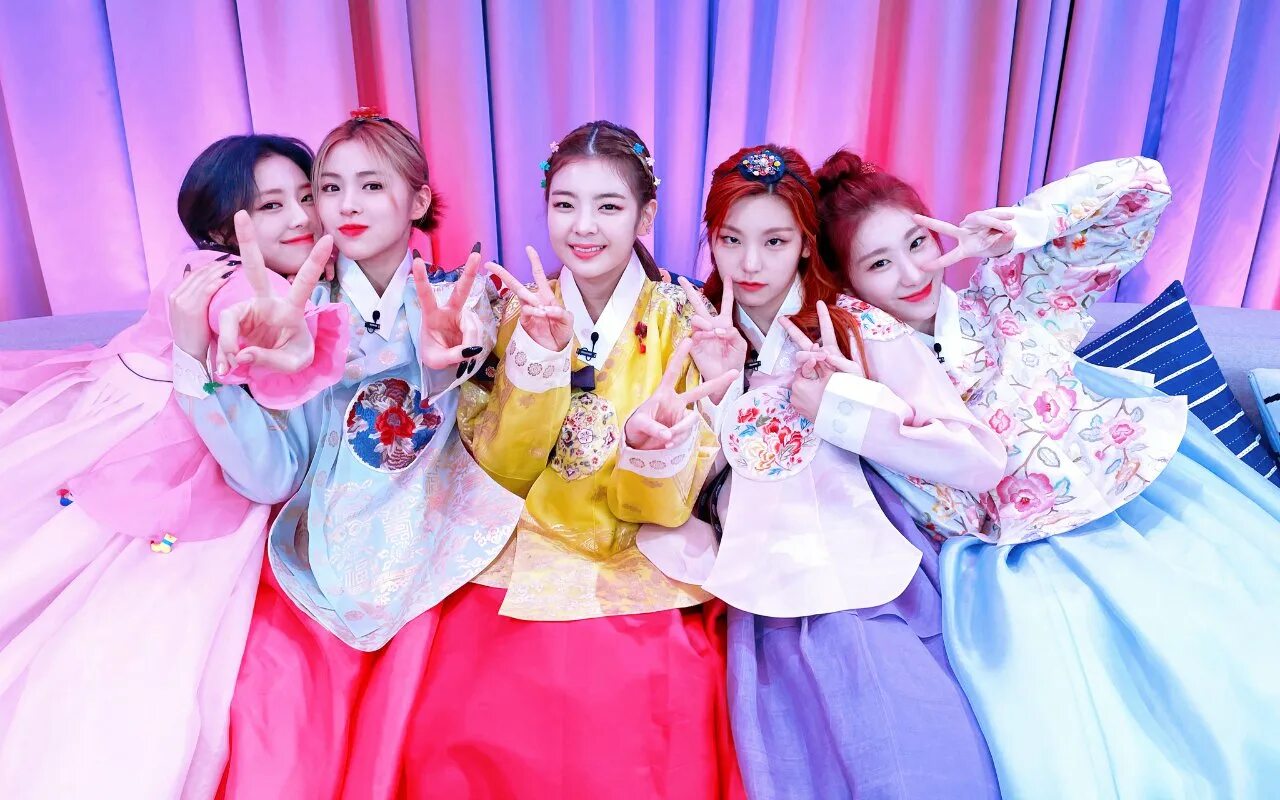 Itzy blackpink. Itzy в ханбоках. twice в ханбоке. блэкпинк в ханбоках. ханбок на айдолах.