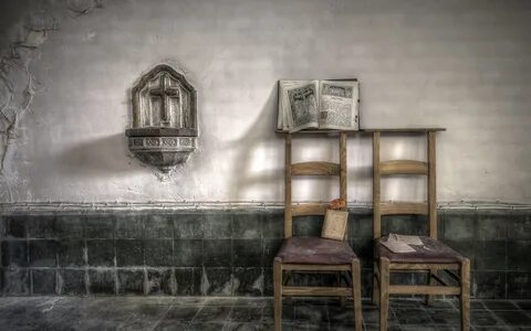 Стул стоит в комнате