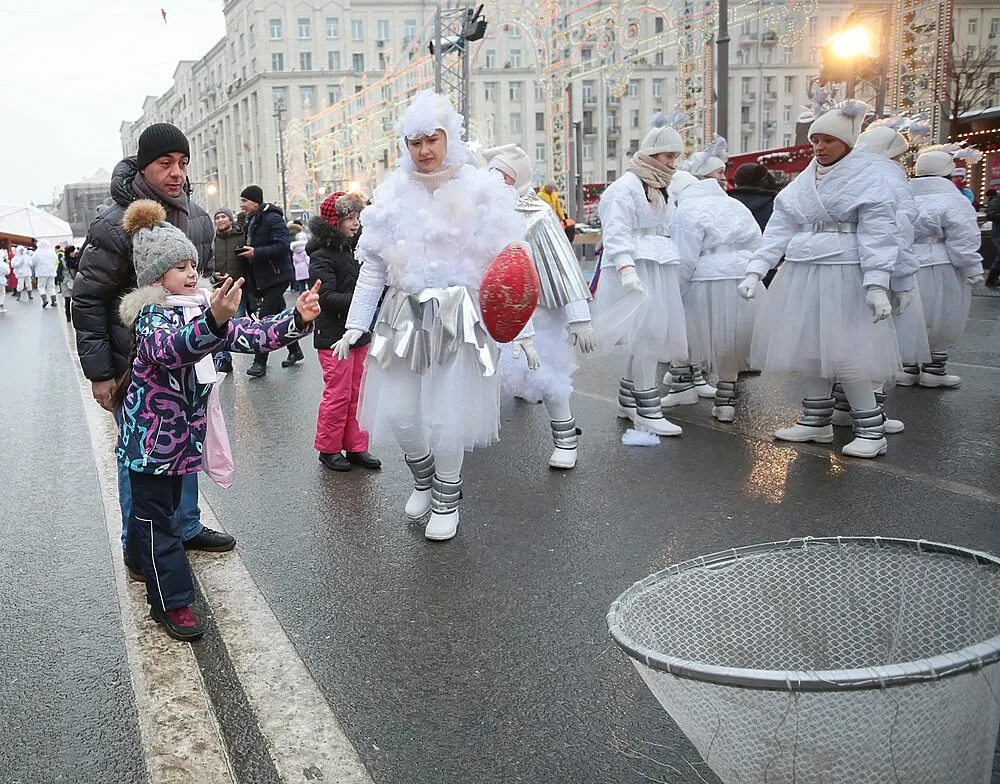 Почему сегодня отмечают. Гуляния в Москве. Новый год праздник в Москве. Идеи для новогодних праздников в Москве. Празднование нового года в России.