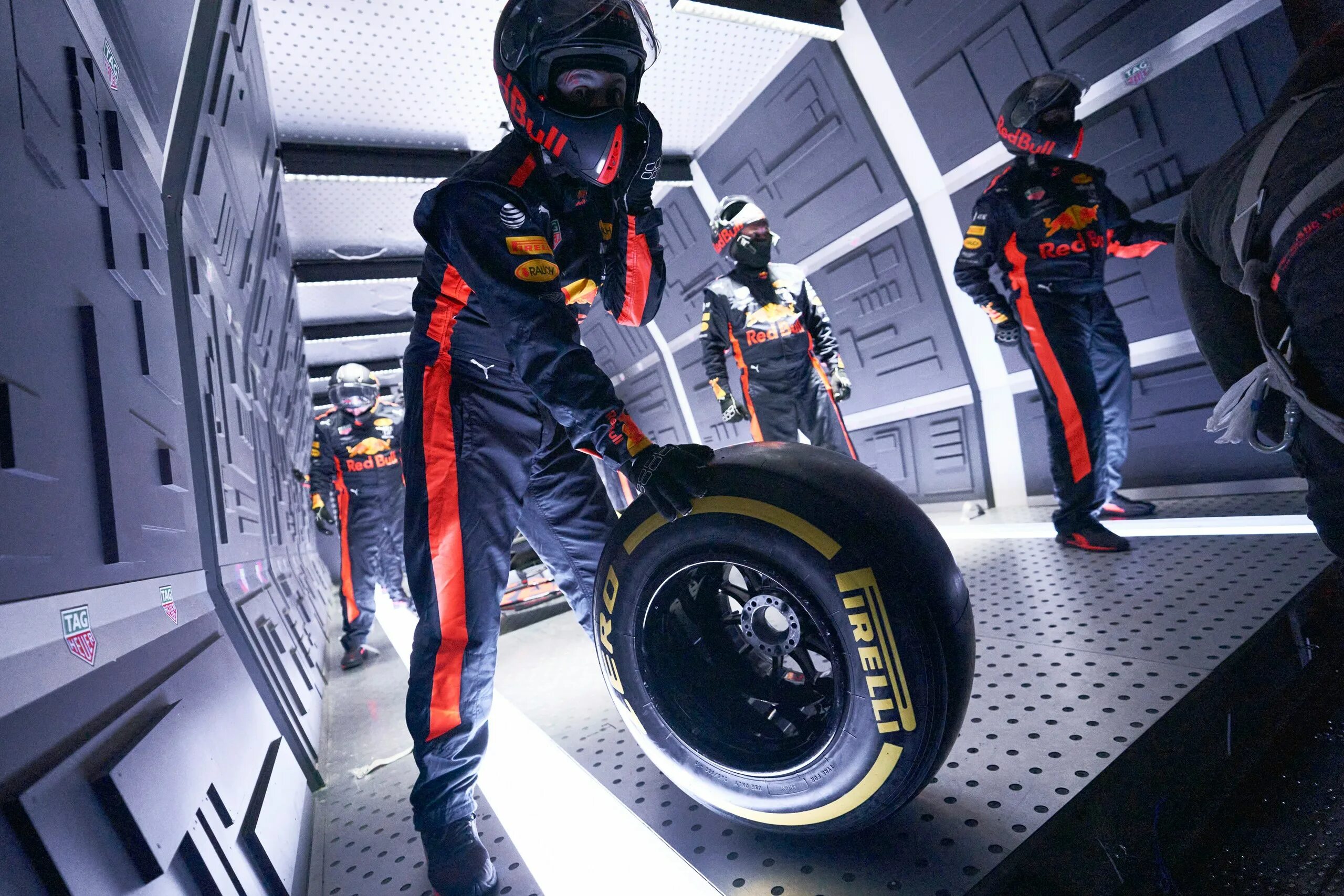 Что такое пит стоп. Пит стоп ф1. red bull пит стоп в невесомости. формула 1 на питстопе. формула 1 невесомость.