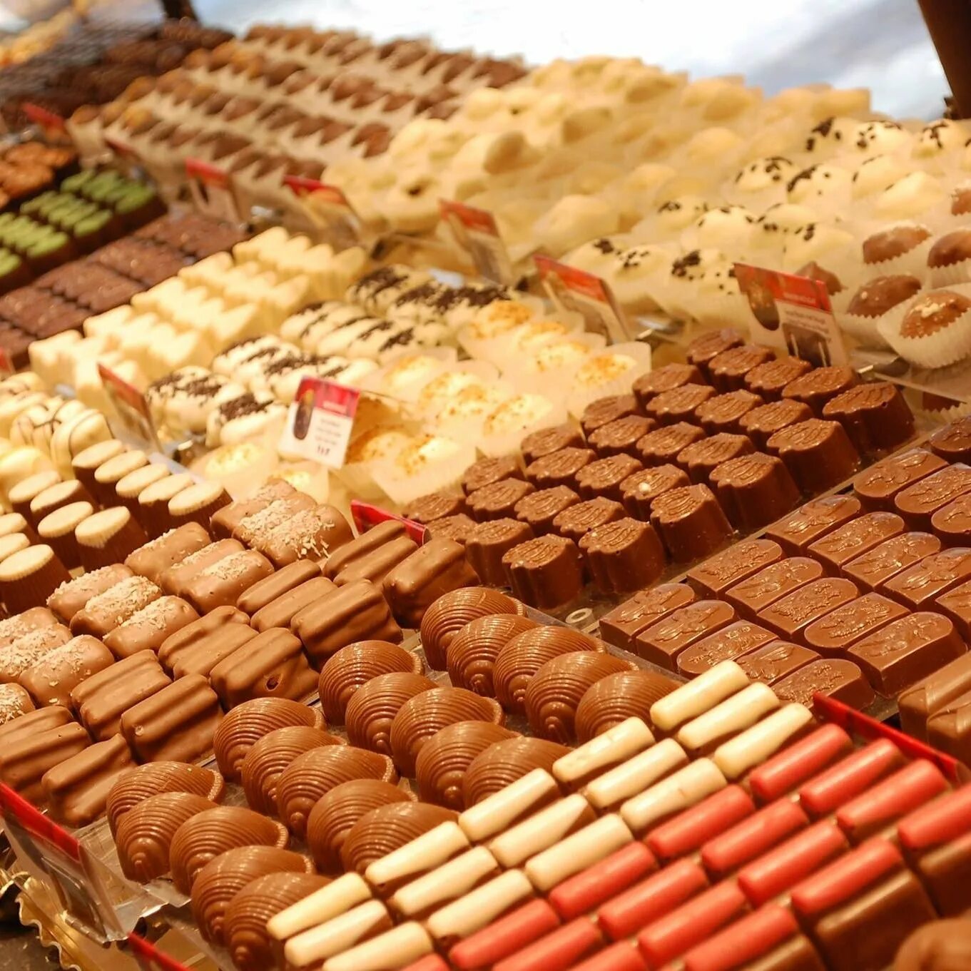 Бельгийский шоколад в Брюсселе. Бельгийский шоколад в Бельгии. Брюссель шоколадная фабрика. Бельгия фабрика шоколада. Шоколадный ассортимент