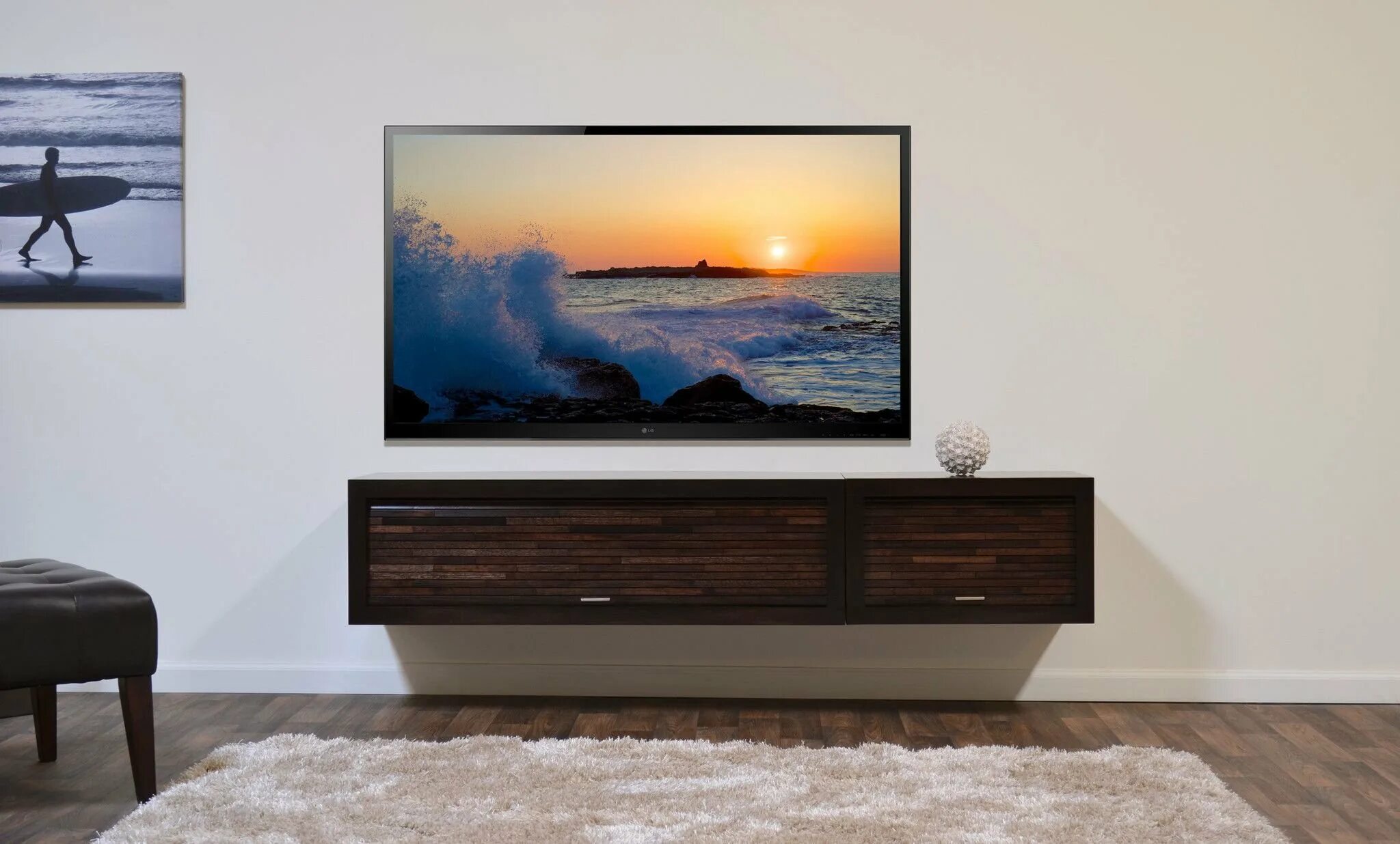 Что делать новый телевизор. Toshiba 55 дюймов саундбар. Телевизор на стене. Телевизор настенный. Плоский телевизор на стену.