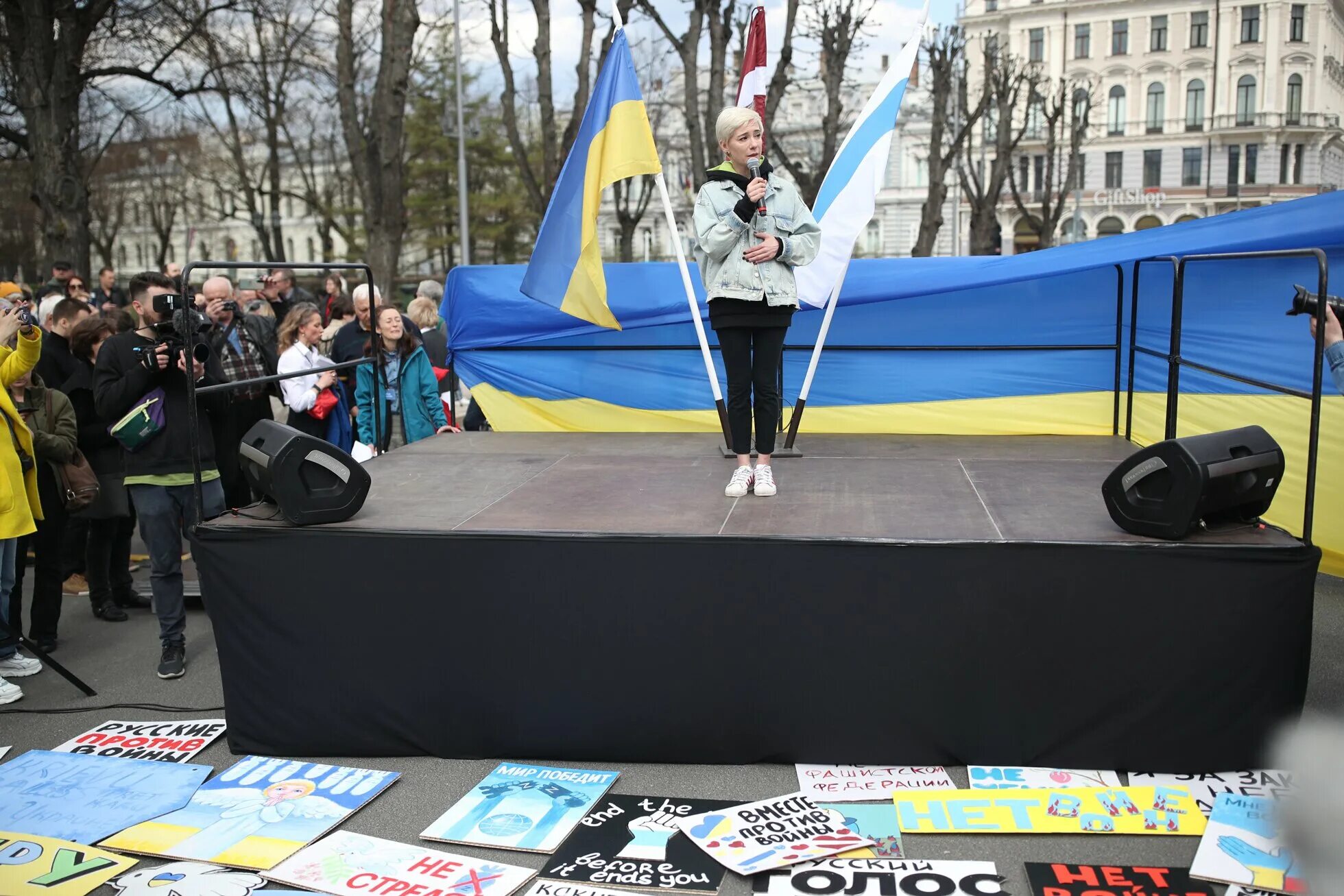 Демонстрация в России с украинскими флагами. Флаг России на антивоенных протестах. Выступающие против свободы