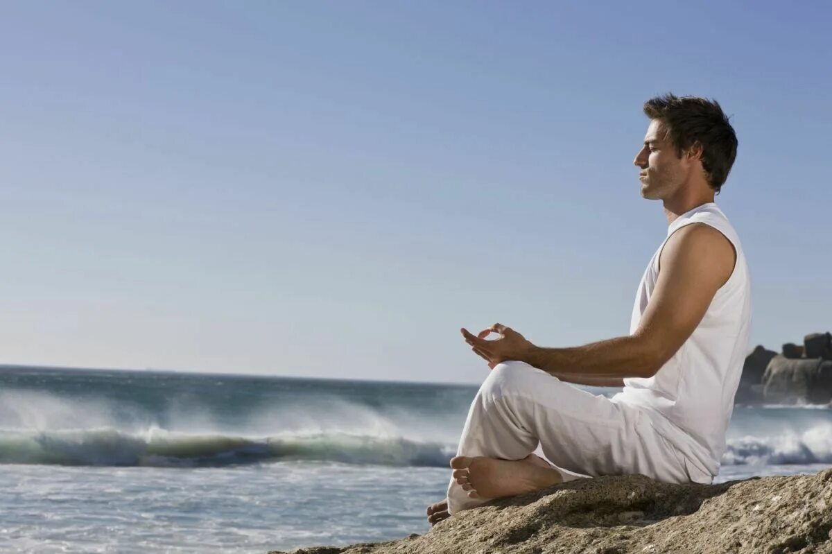 Медитация мужчина. Спокойствие мужчина. Спокойный человек. Мужчина медитирует. Мужское здоровье 2024