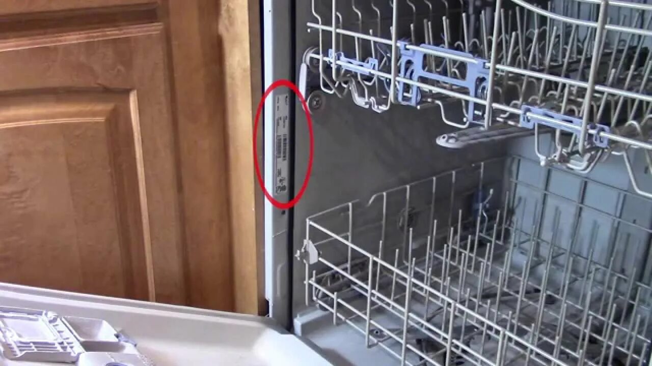 Течет посудомоечная машина снизу. Замена Нижнего уплотнителя посудомоечной машины. Замена Нижнего уплотнителя дверцы ПММ Вирпул. Приоткрытая дверь посудомойки. Регулировка дверцы посудомоечной машины Gorenje.