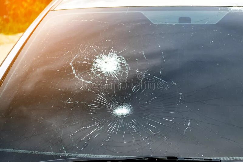 Штраф за трещину на лобовом стекле. Разбитое лобовое стекло. Разбитое стекло автомобиля. Разбитые стекла в машине. Разбитое лобовое стекло Приоры.