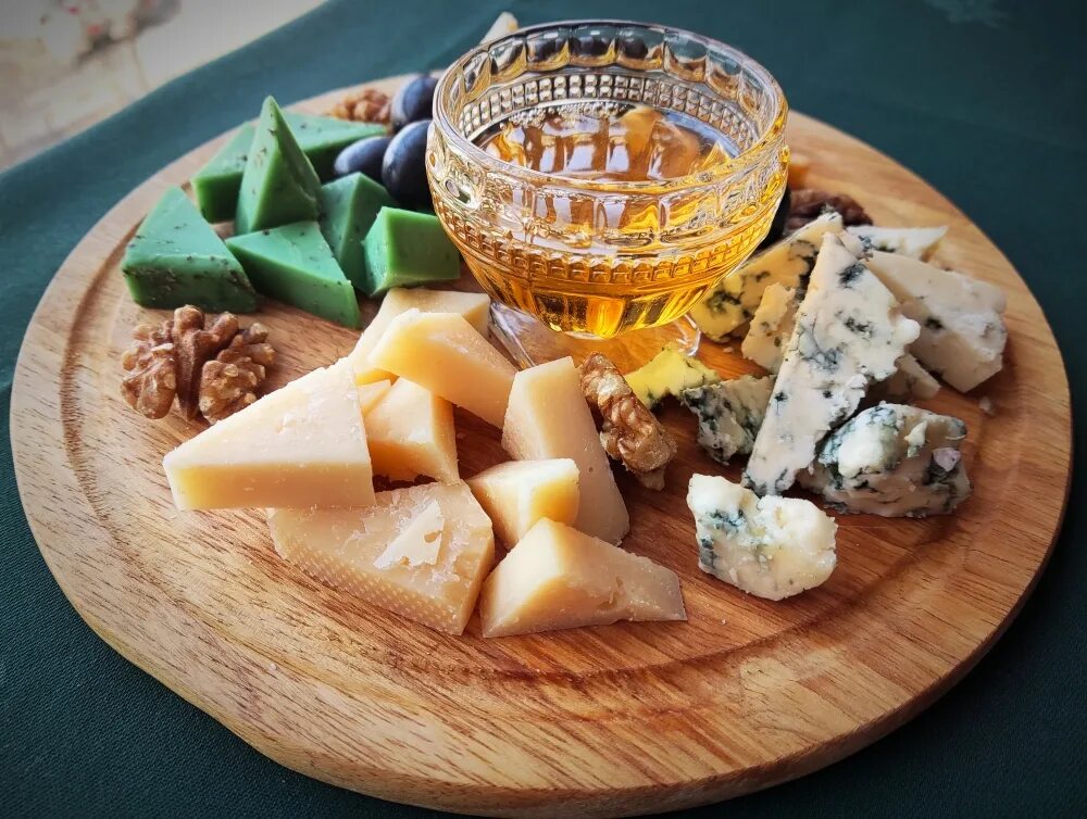 Ассорти сыров. Сырное ассорти. Ассорти сырный соус. Сырное ассорти сверху на прозрачном фоне. Сырное ассорти с медом чипсы.