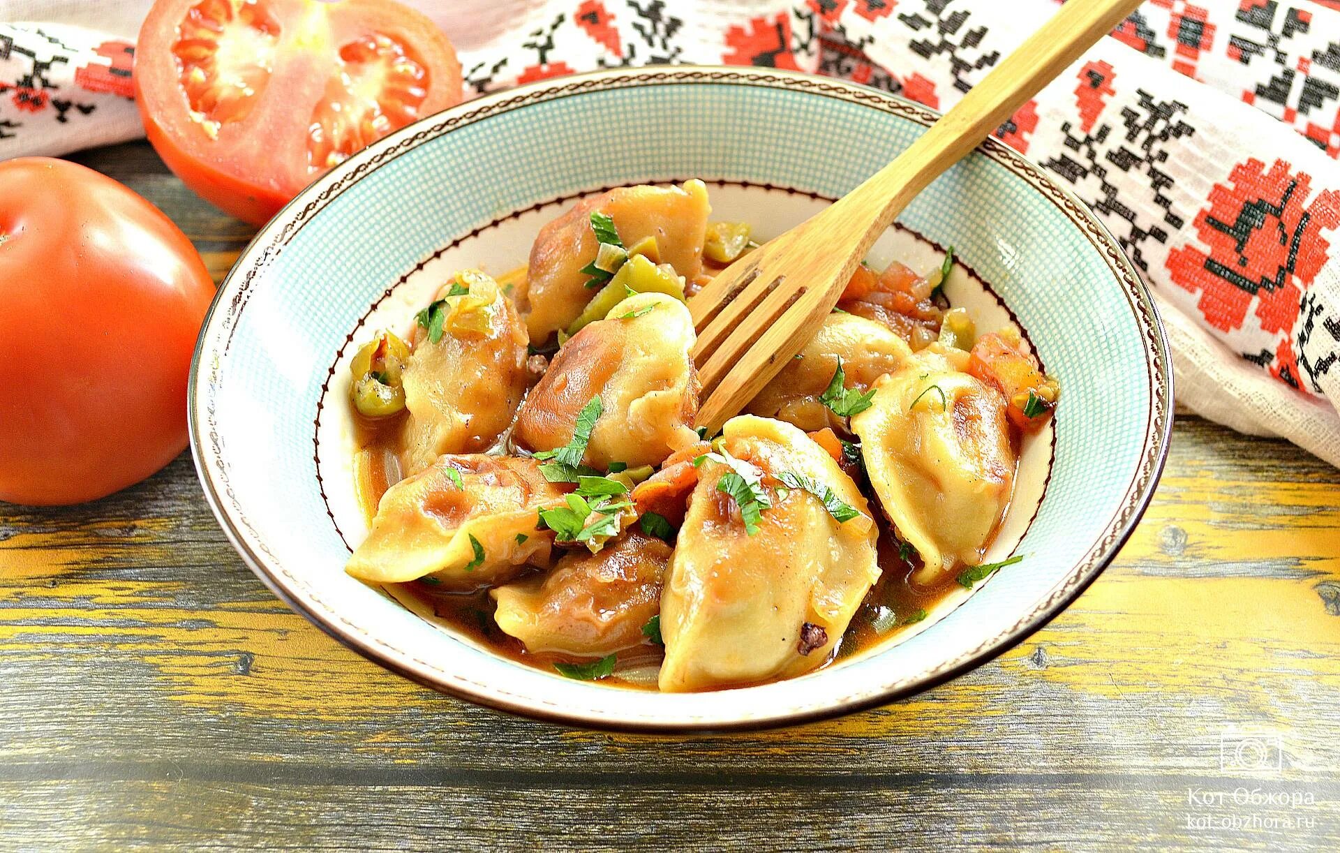 Жареные пельмени. Вареники с овощами. Жареные вареники. Пельмени с помидорами.