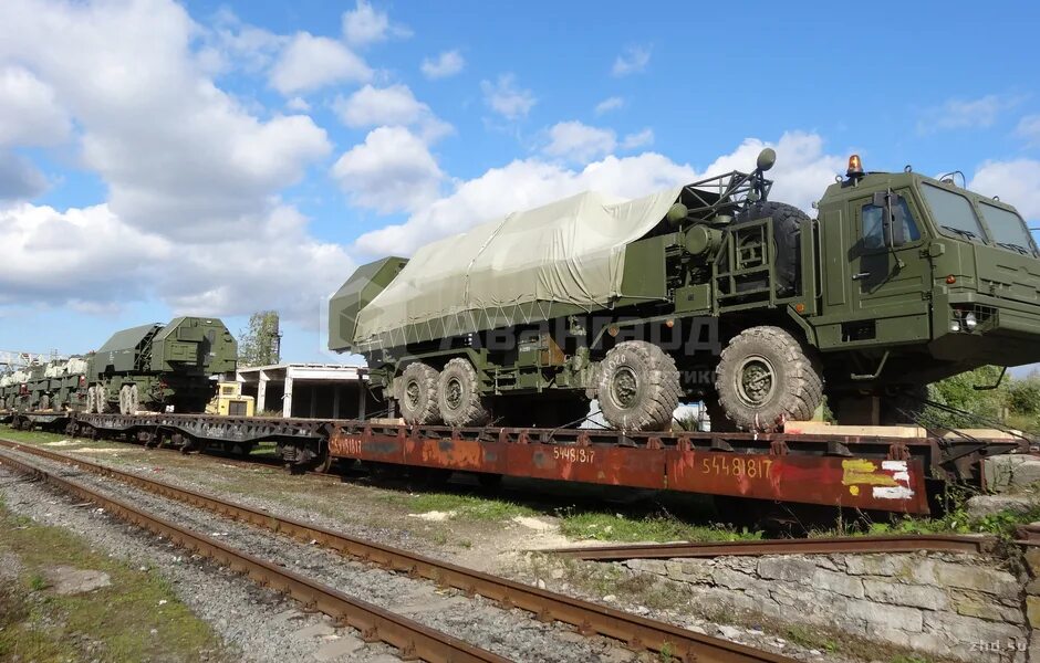 Трал для перевозки танков камаз. Перевозка военнослужащих. Военный поезд. Военные перевозки. Транспортные войска.