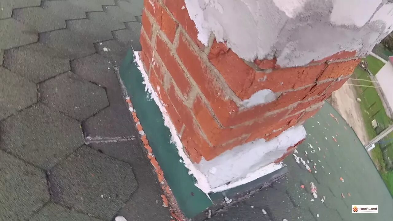 Потекла крыша в частном доме. Протечка кровли вокруг трубы. протекает крыша у трубы. протекает у кирпичной трубы. протекает крыша в месте примыкания трубы.