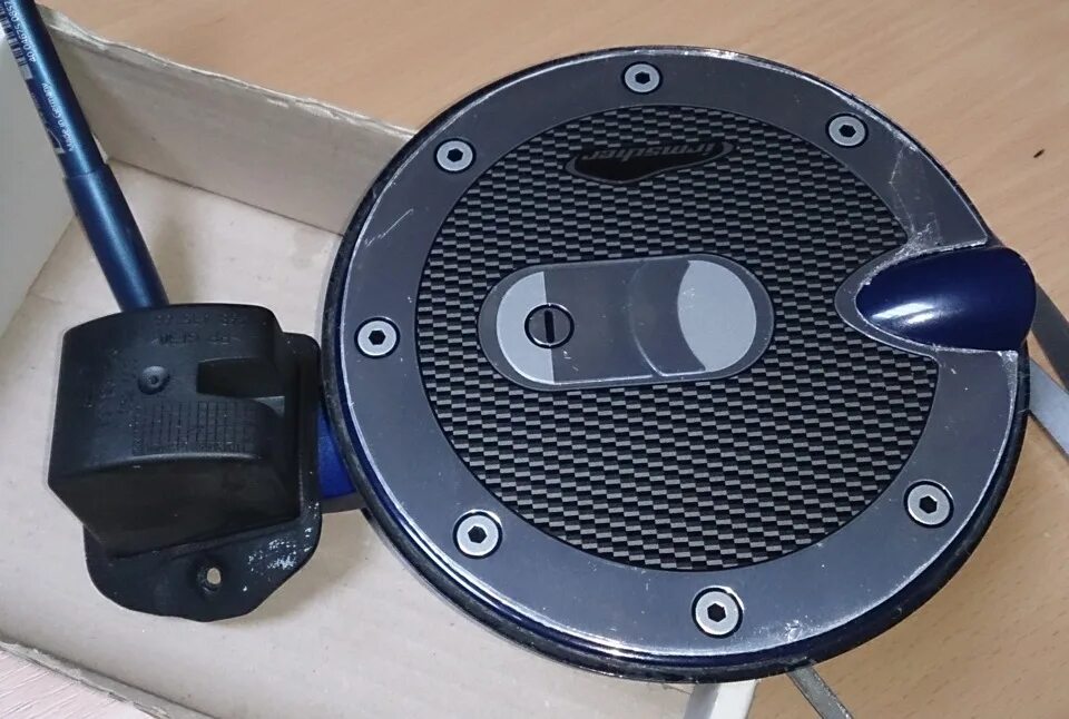 Накладка на лючок бензобака nissan x-trail t31 карбон. Накладку на лючок. Лючок бензобака калдина 215. Лючок бензобака нива шевроле. Наклейки на лючок бензобака форд фокус 2.