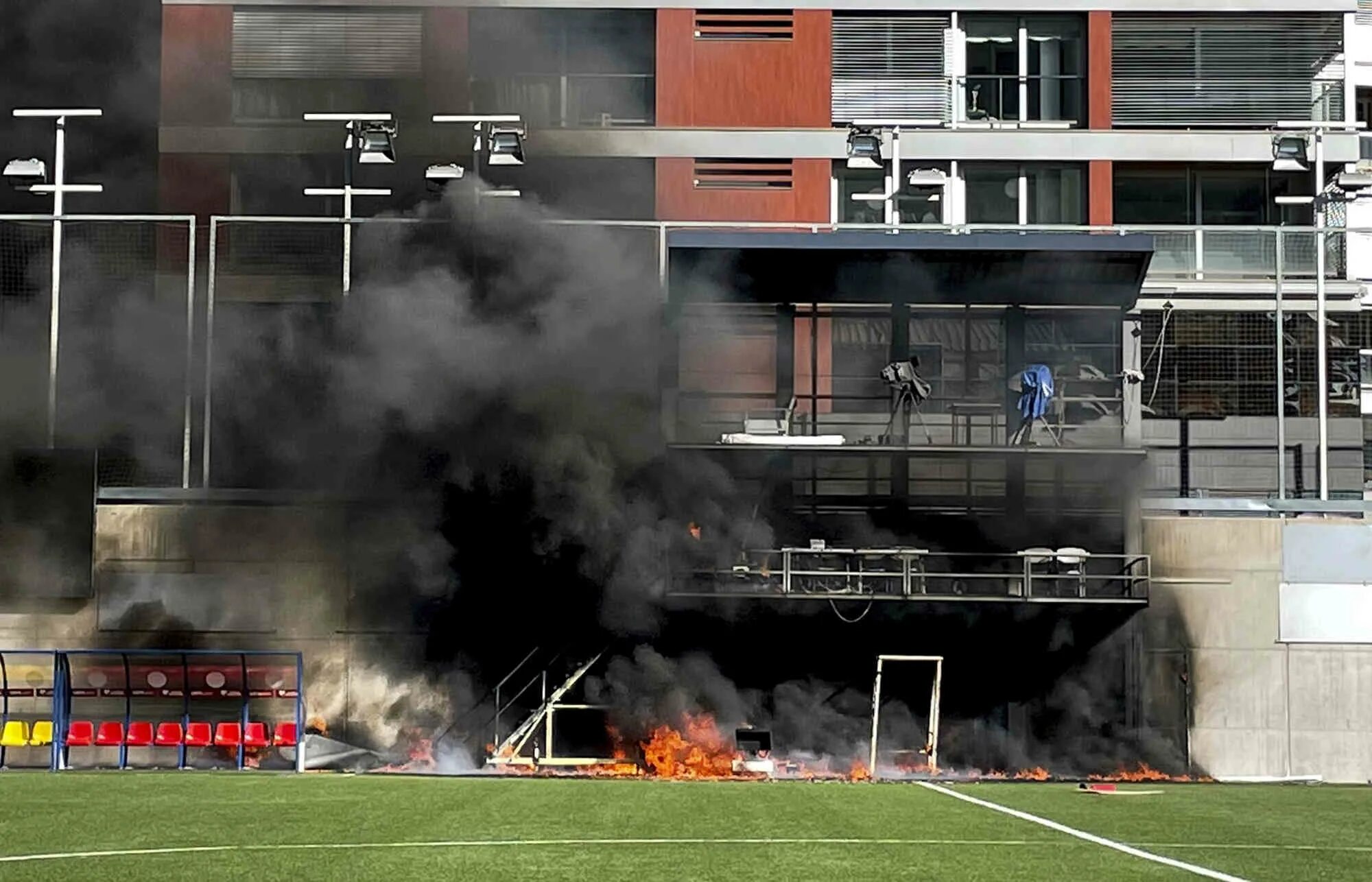 Что случилось в англии. Стадион комуналь Андорра. Андорра-ла-Велья. Стадион «Насьонал». Стадион горит. Стадион сгорел.