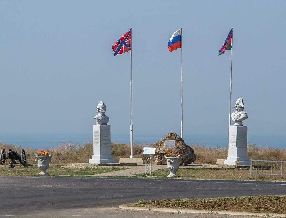 Памятники на Таманском полуострове. Тамань памятник Суворову. Станица Тамань Краснодарский край. Памятники Тамани Суворов. Тамань достопримечательности