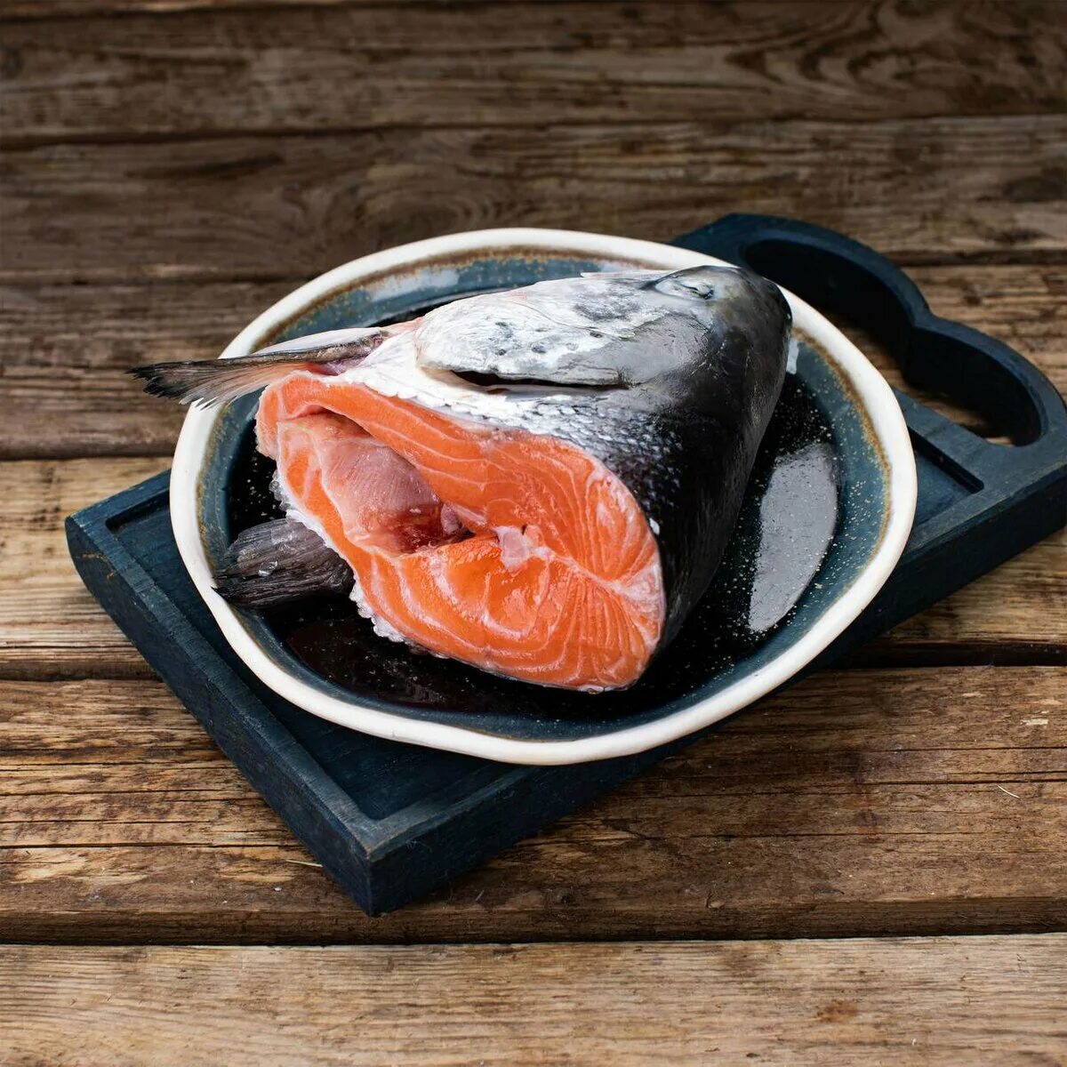 рыба с красной головой. рыба с красной головой. суповой набор форель. голова семги. голова лосося.