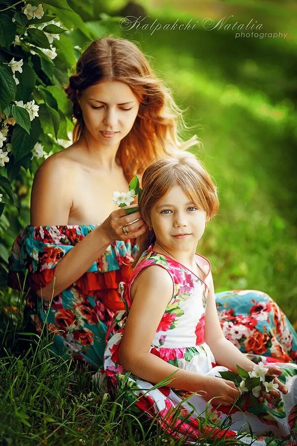 Фотосъемка мама и дочка. Летняя фотосессия мама дочь. Фотосессия мама дочь на природе. Фотосесия на улице мама и ребёнок.