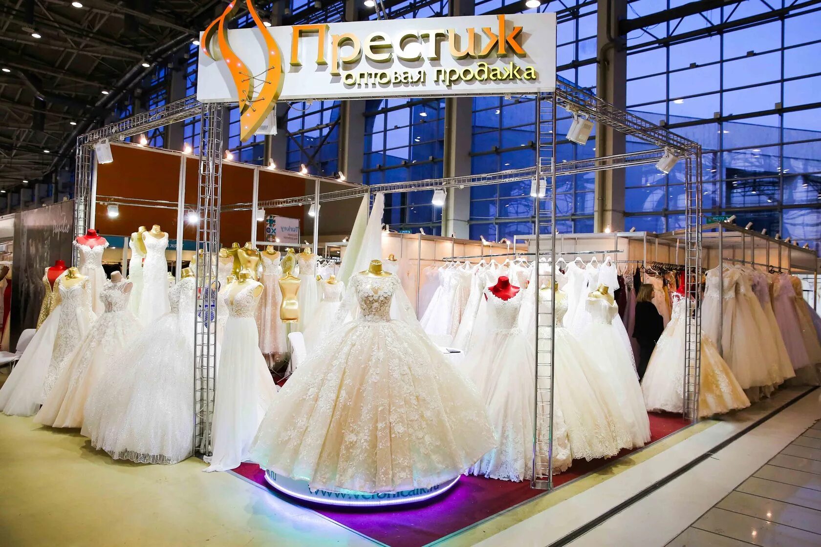 Выставка свадебных платьев. Выставка платьев. свадебные платья в тц москва люблино. свадебные платья выставка в москве.