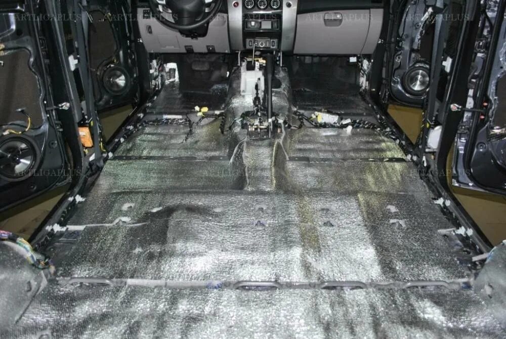 Напольное покрытие для автомобиля. Пол в авто. Митсубиси паджеро 2g шумоизоляция. Шумка на пол автомобиля стп. Химчистка пола автомобиля.