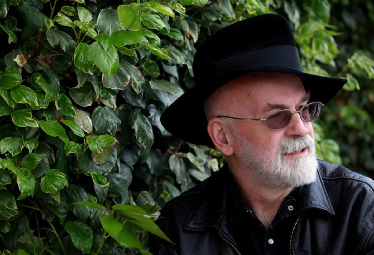 Terry Pratchett. Rhianna Pratchett. Терри Пратчетт фото. Sir Terence David John Pratchett. Terry pratchett's