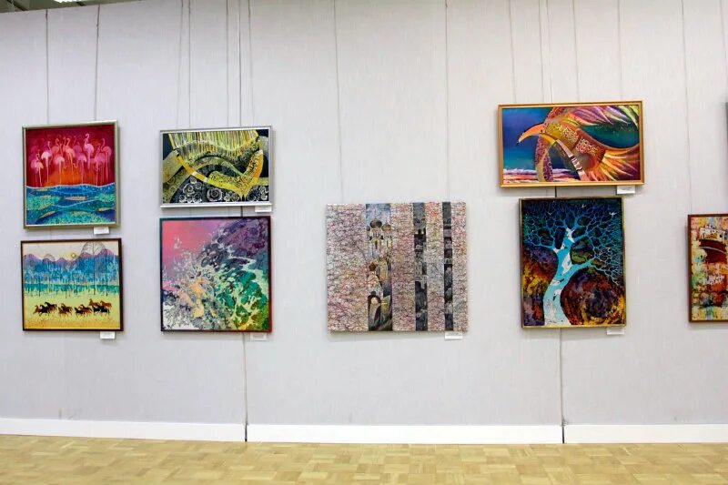 Выставочном центре daa. Сергей давыдов батик. Батик центр. Краски батик сергея давыдова. Выставка седьмой элемент фофа.