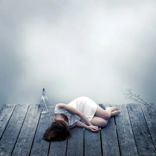 Грустная девушка лежит. Девушка плачет в одиночестве. Лежит в одиночестве.