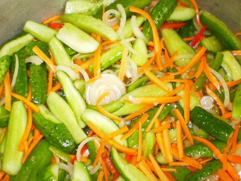 Рецепты огурцов с перцем. Салат из огурцов моркови и лука. салат на зиму из огурцов с луком и морковью. салат из огурцов моркови и лука на зиму. салат из огурцов с морковью и луком.